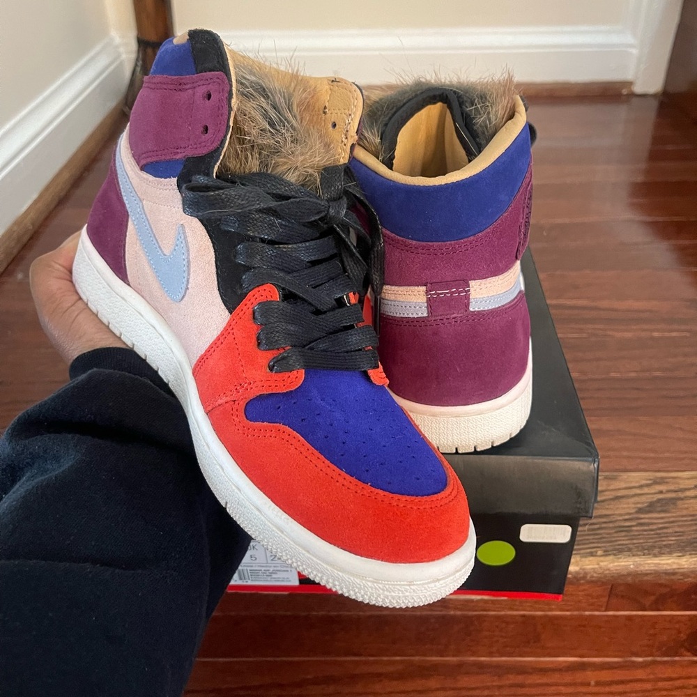 ALEALI MAY X WMNS JORDAN 1 RETRO HIGH 'COURT LUX - Picture 5 of 5